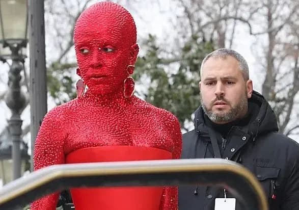 Тысячи кристаллов Swarovski: певица Doja Cat удивила своим нарядом на Неделе моды в Париже