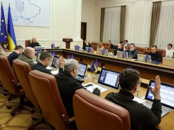 Чиновникам заборонили їздити за кордон без поважних причин: уряд схвалив постанову