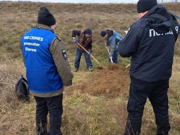 Рашист розстріляв у спину за проукраїнську позицію: на Херсонщині ексгумували тіло жінки