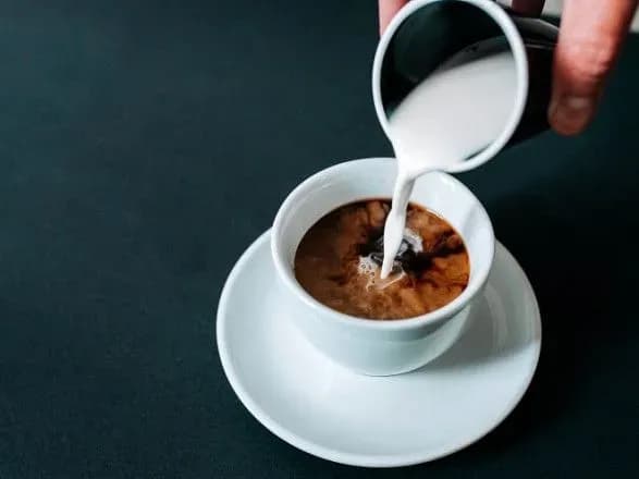Как добавление молока к кофе может усилить его пользу: ученые дали ответ