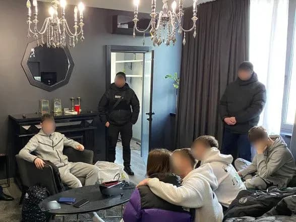 Після появи кадрів з п'яних вечірок, де кривдять дівчат, в організаторів обшуки - поліція