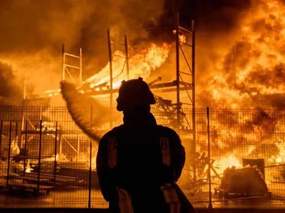 Ворожий обстріл Херсона: рятувальники ліквідовують наслідки