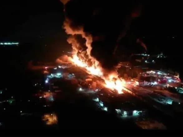 У США зійшов з рейок поїзд з небезпечними речовинами, що спричинило масштабну пожежу