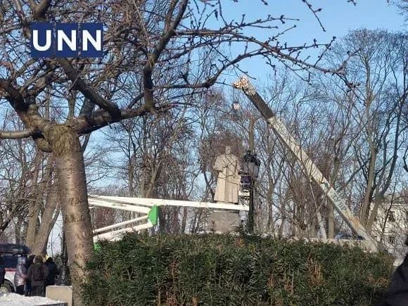 У Києві проводять демонтаж пам'ятника генералу Ватутіну