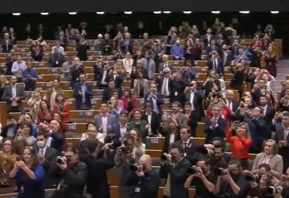 Європарламент аплодуючи стоячи зустрів Зеленського