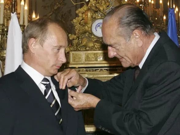 Макрон подумує позбавити путіна найвищої нагороди Франції