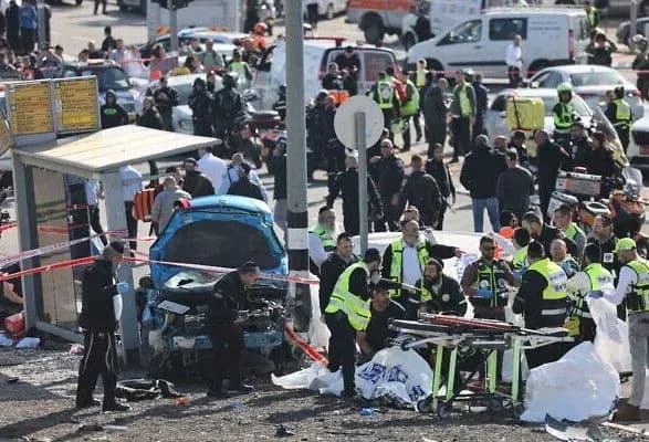 У Єрусалимі палестинець в'їхав у зупинку: загинули чоловік та шестирічна дитина