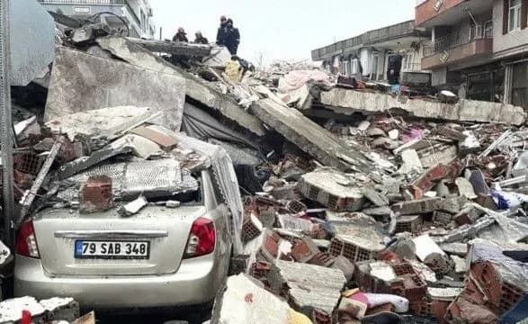 У Туреччині з-під завалів врятували українку з 4-річним сином