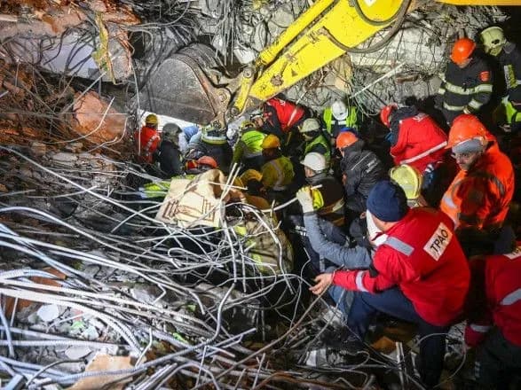 У Туреччині та Сирії продовжують рятувати вцілілих людей – через 5 днів після землетрусу