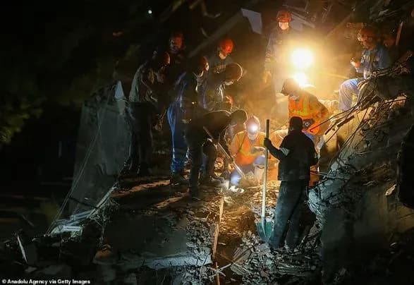 Маленьку дівчинку врятували з-під завалів у Туреччині через 150 годин після землетрусу