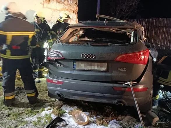 Зіткнувся з огорожею та в'їхав у стіну: на Львівщині четверо людей загинули у ДТП