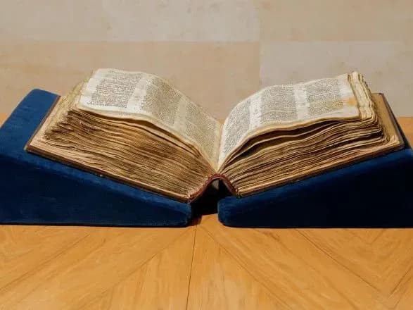 В Нью-Йорке на аукцион выставили самую раннюю и самую полную еврейскую Библию