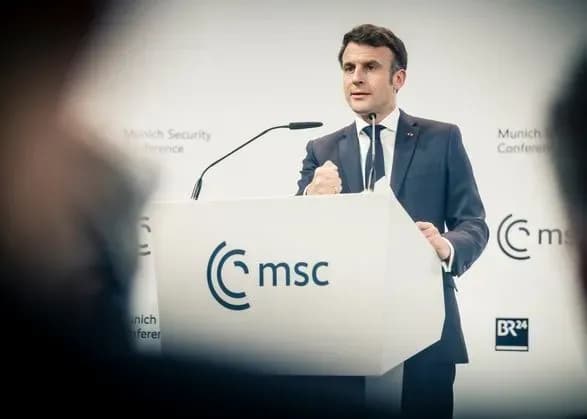 "Ми маємо знайти спосіб змусити росію повернутися за стіл переговорів на умовах України" - Макрон