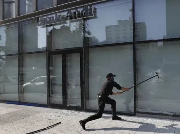 Протестувальники у Бейруті громлять банки через стрімке зростання ліванського фунта