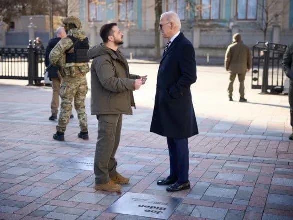 У Києві на Алеї сміливості з'явилось ім'я Джо Байдена