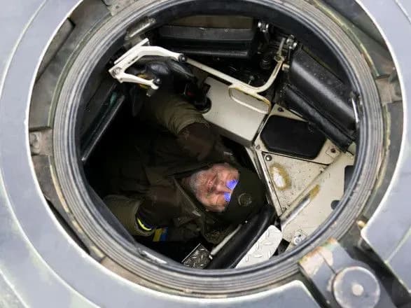 "Де тут дорога на москву?": з'явилося жартівливе відео з Резніковим і танком Leopard