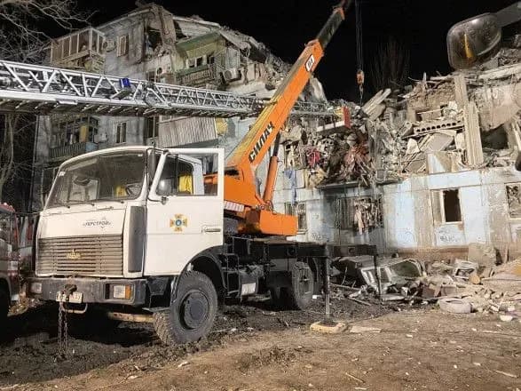 ДСНС: у Запоріжжі  продовжуються роботи з пошуку людей під завалами