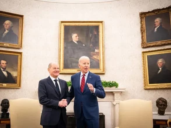 Байден та Шольц обіцяють покарати росію за війну в Україні