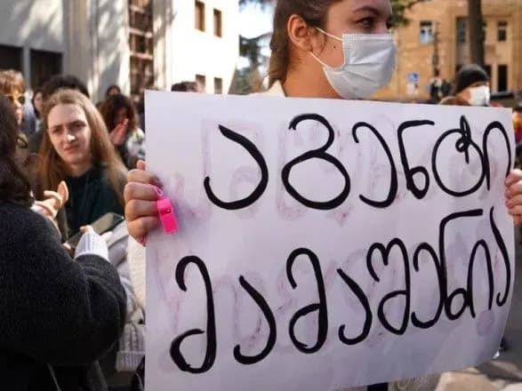 На сесію парламенту Грузії винесли законопроєкт про "іноагентів": біля будівлі збираються мітингувальники