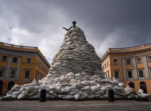 В Одесі контрольовано знищать артилерійський снаряд