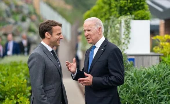Байден та Макрон провели телефонні перемовини: обговорили підтримку України та "виклики Китаю"