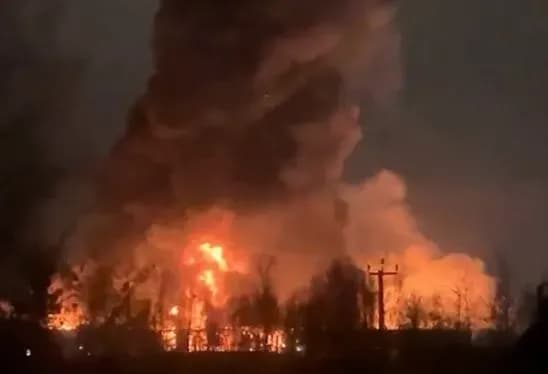 В подмосковье пылает цех по производству пластика