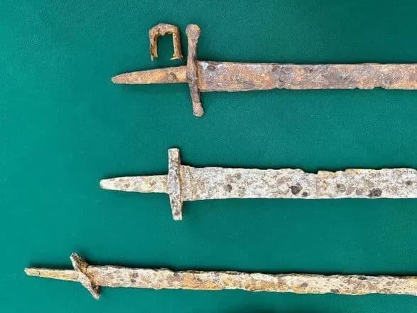 Мечі скіфської культури: Україні передали історичні цінності, які намагались вивезти з рф до США