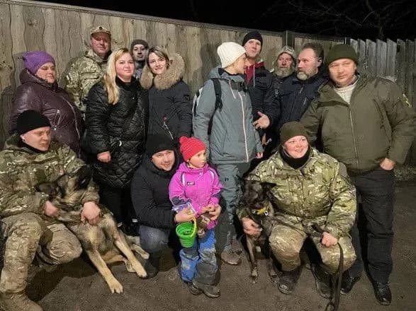 Пішла за мамою в ліс і загубилась: у Київській області правоохоронці розшукали 4-річну дівчинку