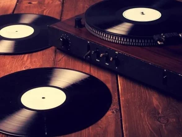 Продажі вінілових платівок у США вперше з 1987 року обігнали компакт-диски