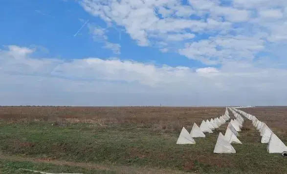 На Ак-Монайському перешийку в Криму з'явилися протитанкові "зуби дракона" - ЗМІ