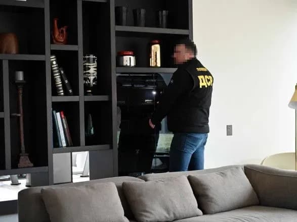 Мали поставити понад 800 «швидких»: поліція провела обшуки у справі про зрив держзакупівель