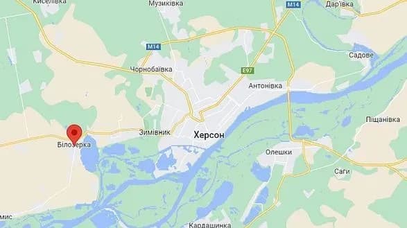 Оккупанты днем попали в жилой дом в Белозерке на Херсонщине: из-под завалов достали женщину