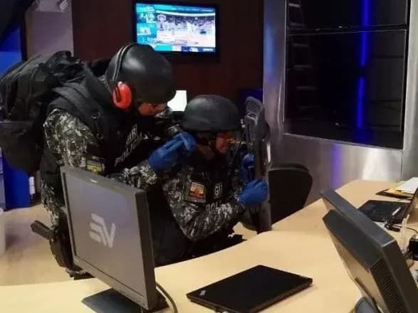 В Еквадорі журналіст підірвався USB-бомбою, що надійшла з листами в редакцію