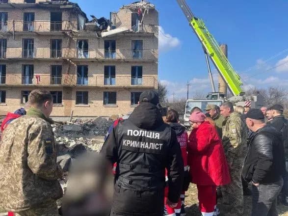Ворожа атака дронами по Київщині: з-під завалів дістали четвертого загиблого