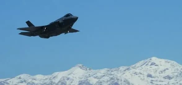 Фінляндія не повинна передавати Україні винищувачі Hornet - міністр оборони