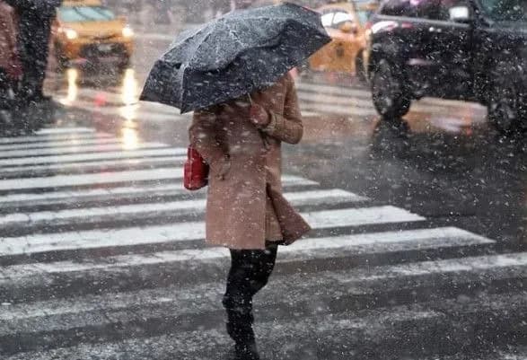 Дощі, мокрий сніг і пориви вітру: у найближчі три дні Україну чекає погіршення погоди