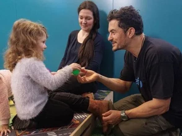 Орландо Блум о визите в Украину: детям нужно вернуть детство