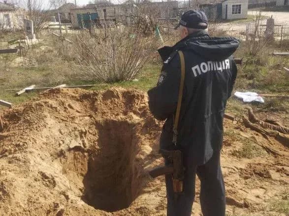 В Ізюмі поліція вилучила тіло жінки, яка загинула під час ворожого обстрілу міста