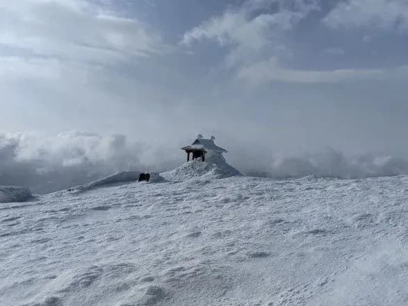 У Карпатах вдарив 14-градусний мороз і намело до півтора метра снігу