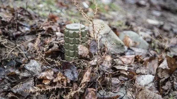 На Харьковщине легковой автомобиль наехал на мину, двое молодых людей погибли