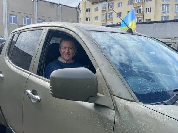 Британські фермери привезли 22 пікапи на Львівщину