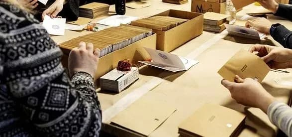 Оппозиция с незначительным отрывом опережает правящую партию Финляндии Санны Марин на досрочных выборах