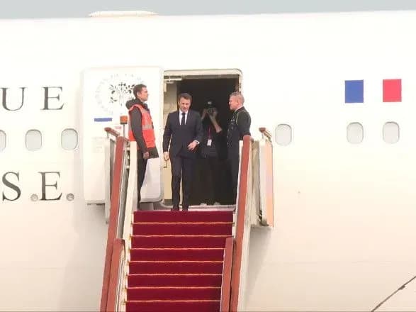 Макрон прибув до Пекіна: на переговорах з Сі Цзіньпіном хоче просувати більшу дистанцію між Китаєм та рф