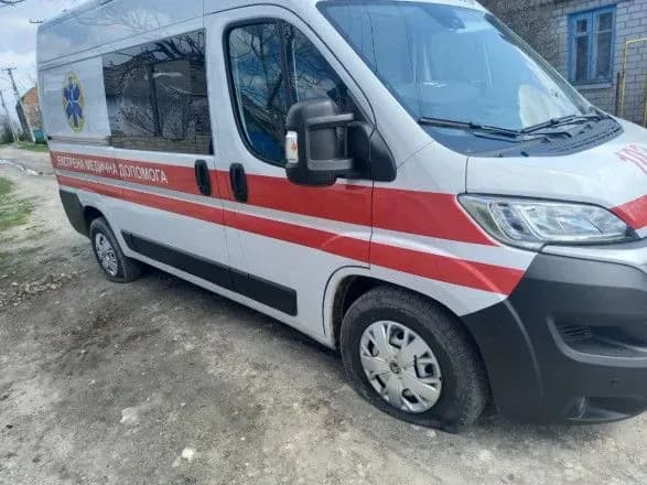 Херсонщина: оккупанты обстреляли карету скорой, двое фельдшеров ранены