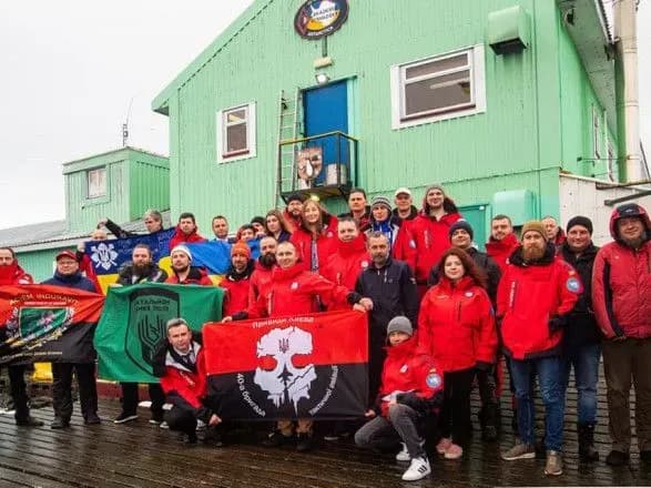 Перезмінка на "Вернадському": 28-ма експедиція почала роботу, а 27-ма їде додому