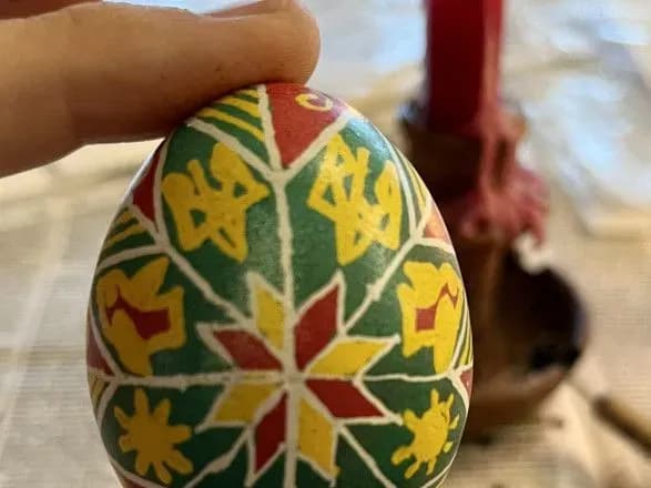 Вкрита тризубами: посол Швеції в Україні показав створену власноруч писанку до Великодня