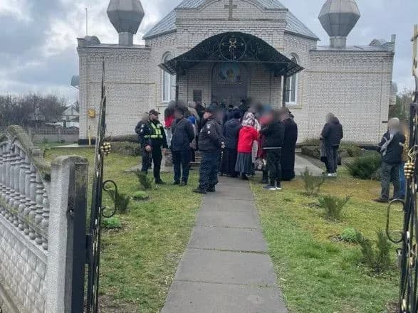 Мав хворобу серця: у Київській області під час штовханини між прихожанами УПЦ МП та ПЦУ біля храму померла людина