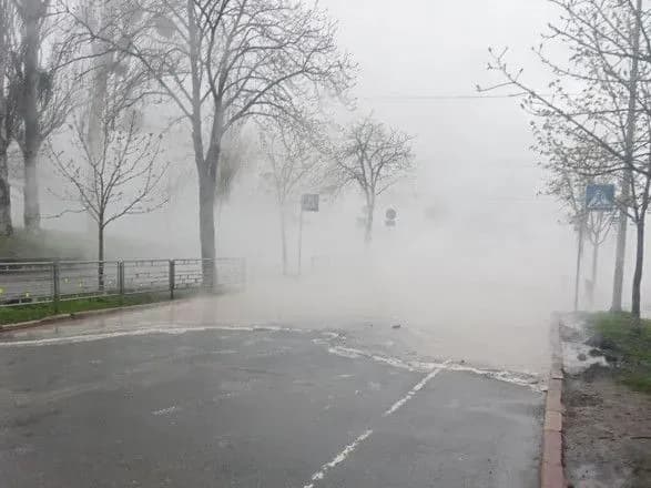 Образовались завеса из пара: в Киеве на Дружбы Народов из-за прорыва трубы затруднено движение