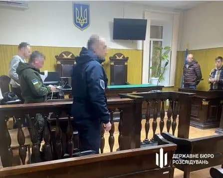 Відбирав у солдатів бойові доплати: посадовця військової частини відправили під варту