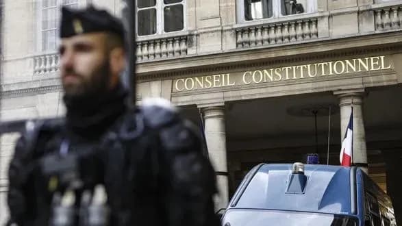 Протестувальники збираються біля мерії Парижа. ОМОН охороняє будівлю Конституційної ради